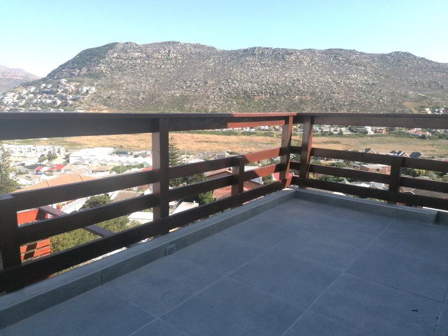 To Let 4 Bedroom Property for Rent in Glencairn Heights Western Cape
